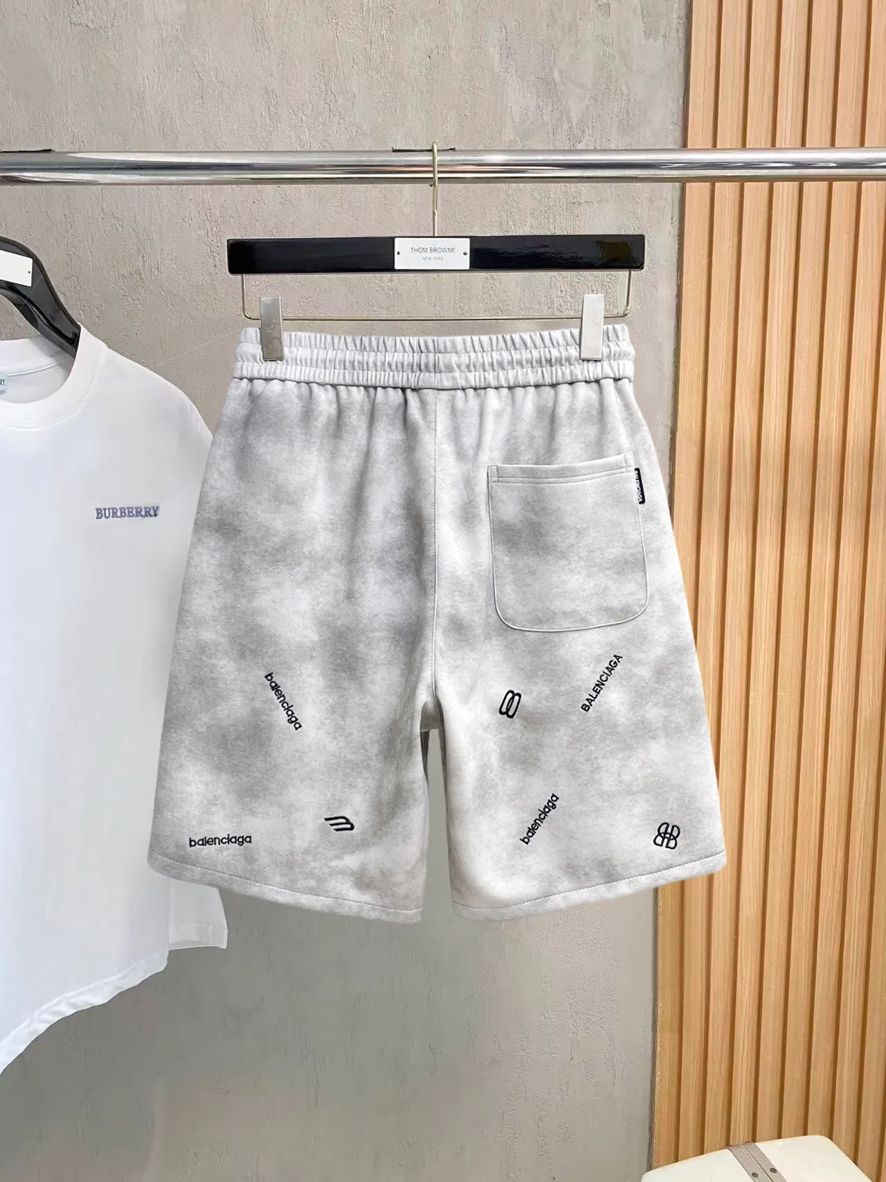 Balenciaga's three-standard complete 2026 summer New Arrival men's casual shorts, advanced custom-made Breathable fabric, Breathable fabric, extremely stretchy and comfortable, impeccable details, top-grade accessories, original logo design concept, delicate and soft feel! The upper body fit is awesome! Size: M-XXXL Please state your height and weight when ordering